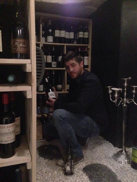 sommelier-Pierre-Restaurant-au bonheur-des-dames Le sommelier Pierre vient sélectionner le vin - Restaurant au bonheur des dames